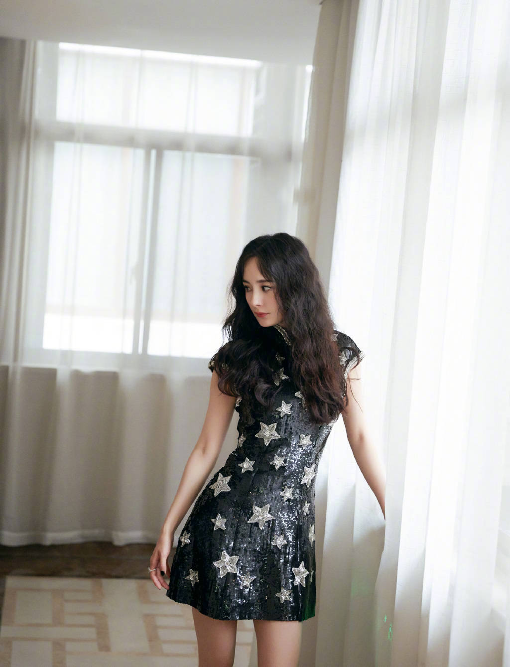 杨幂|宋茜和杨幂都是32岁，双双挑战星星裙造型，却美得各有千秋！