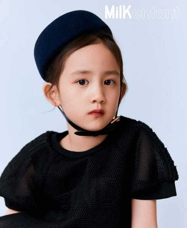 草帽|黄磊小女儿长得像爸不够美！颜值输给姐姐，穿T恤戴草帽却潮多了
