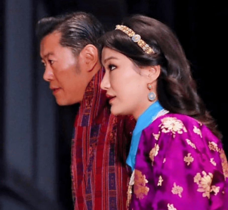 因为|不丹王后怀二胎变调皮，躲在国王身后藏着孕肚，偏要穿绣花高跟鞋