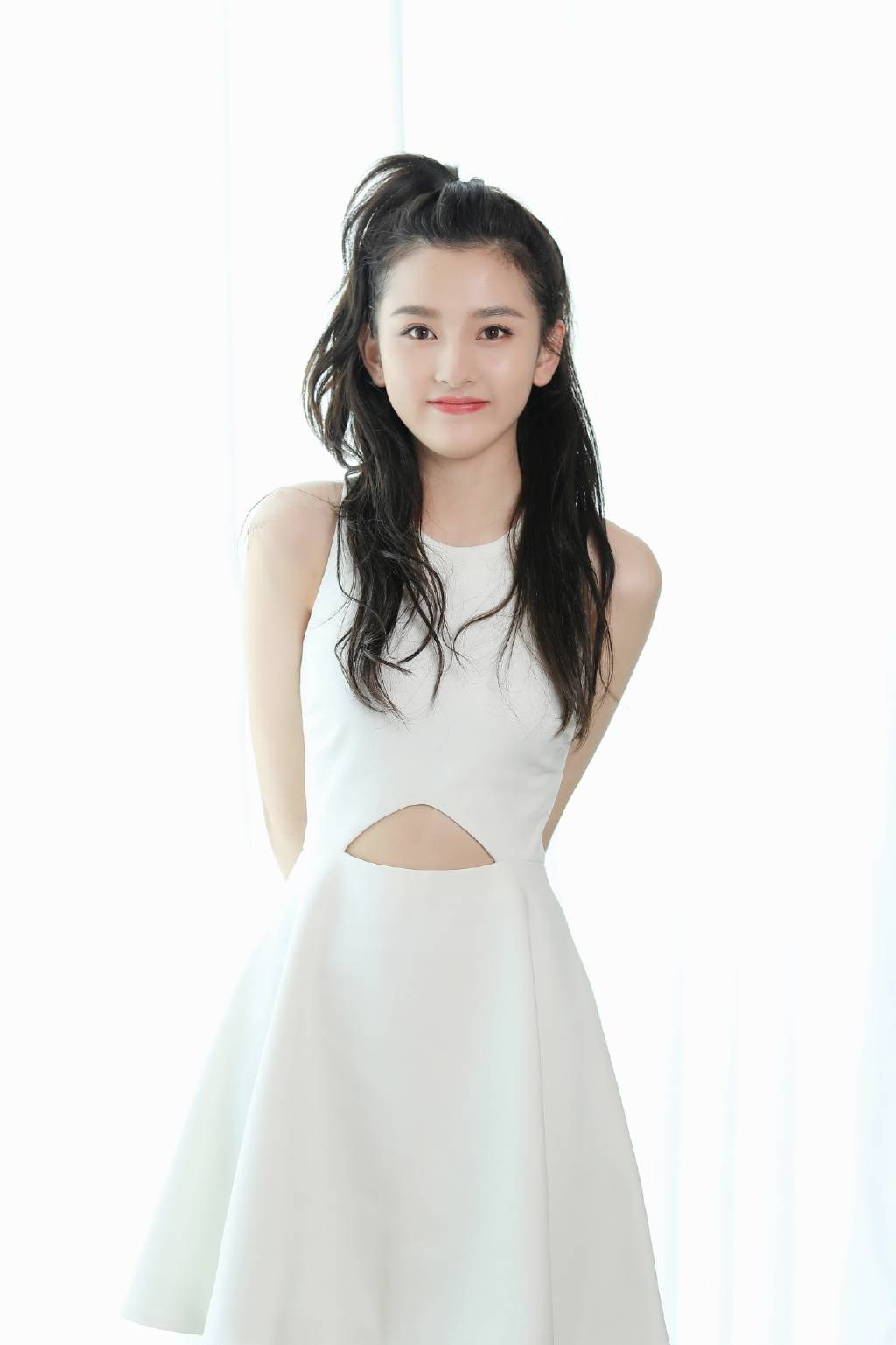 作用|元气少女宋祖儿,白色无袖连衣裙搭配高马尾,可爱甜美清灵动人