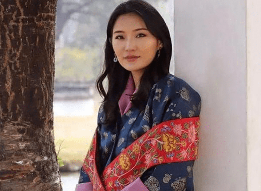 因为|不丹王后怀二胎变调皮，躲在国王身后藏着孕肚，偏要穿绣花高跟鞋