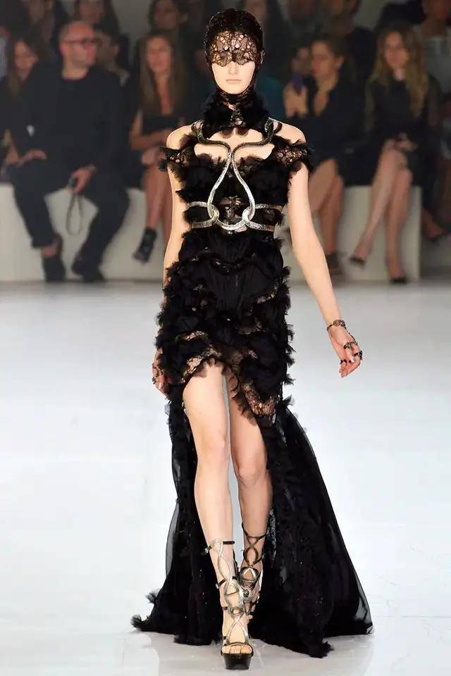 品牌|麦昆背后的女人，给凯特王妃设计婚纱，她从实习生逆袭为接班人