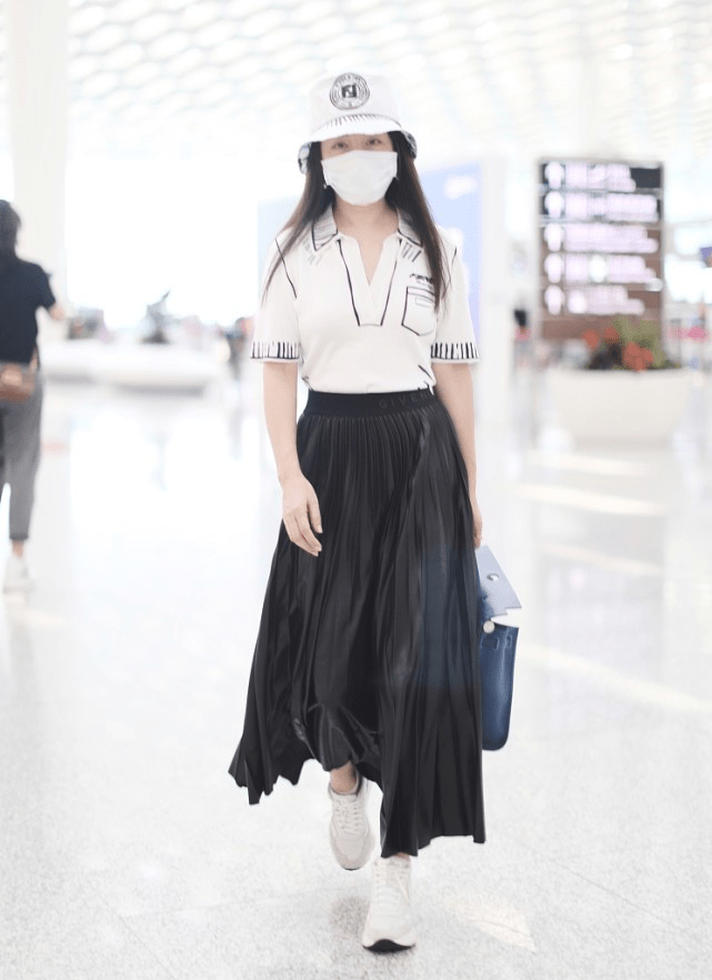 身材|50岁杨钰莹性格像小孩，微胖身材穿百褶裙，气质天真少女好纯情