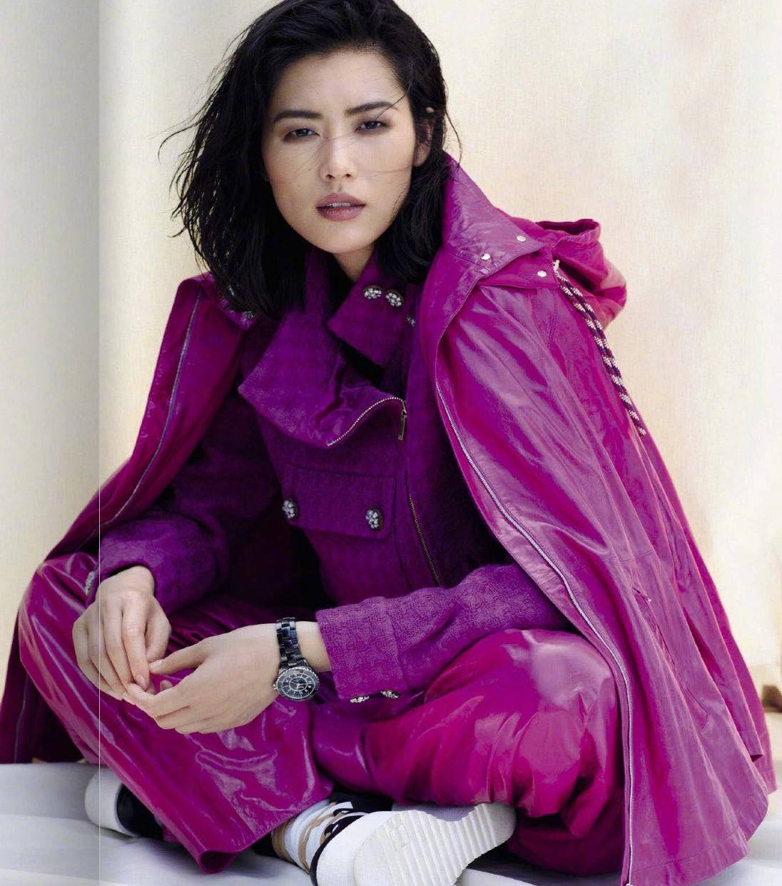 白天鹅|刘雯登时尚杂志封面，穿亮片拼接羽毛裙，优雅高贵像白天鹅