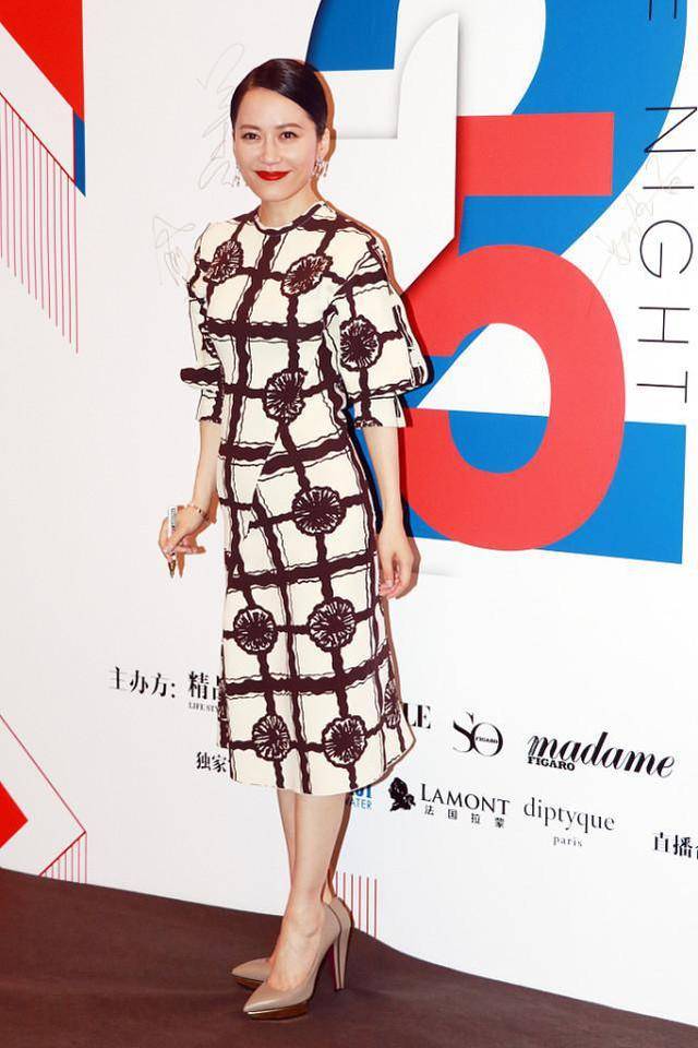 俞飞鸿|俞飞鸿穿裙子也挺美，＂薄纱＂拼接裙用亮片点缀，想低调有点难