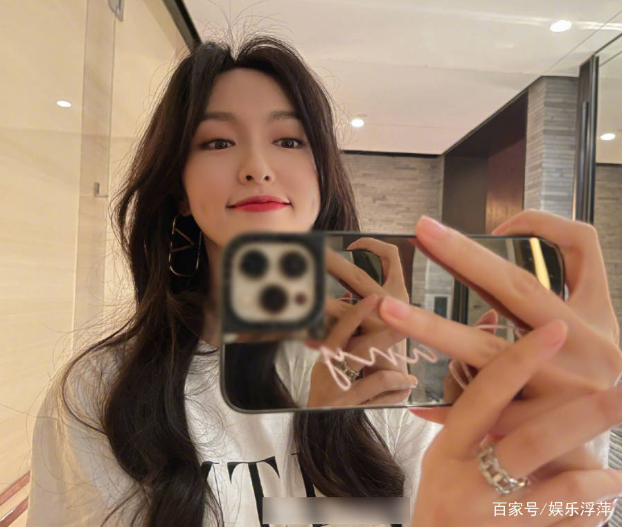 活动|唐嫣小腹隆起疑怀二胎，当她晒出对镜自拍照，从腰围看出是否怀孕