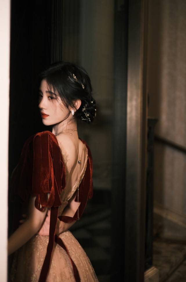 女神|80年代的复古配色回来了!从细节处成就时髦感,做旧时光里的女神