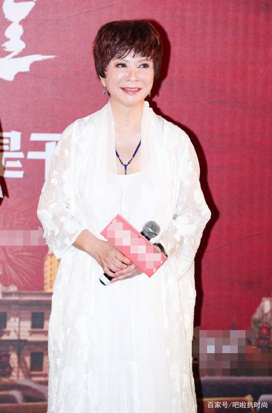 蓝色|57岁蔡明终于服老!白长褂配白长裙道骨仙风,俨然是位慈祥老奶奶