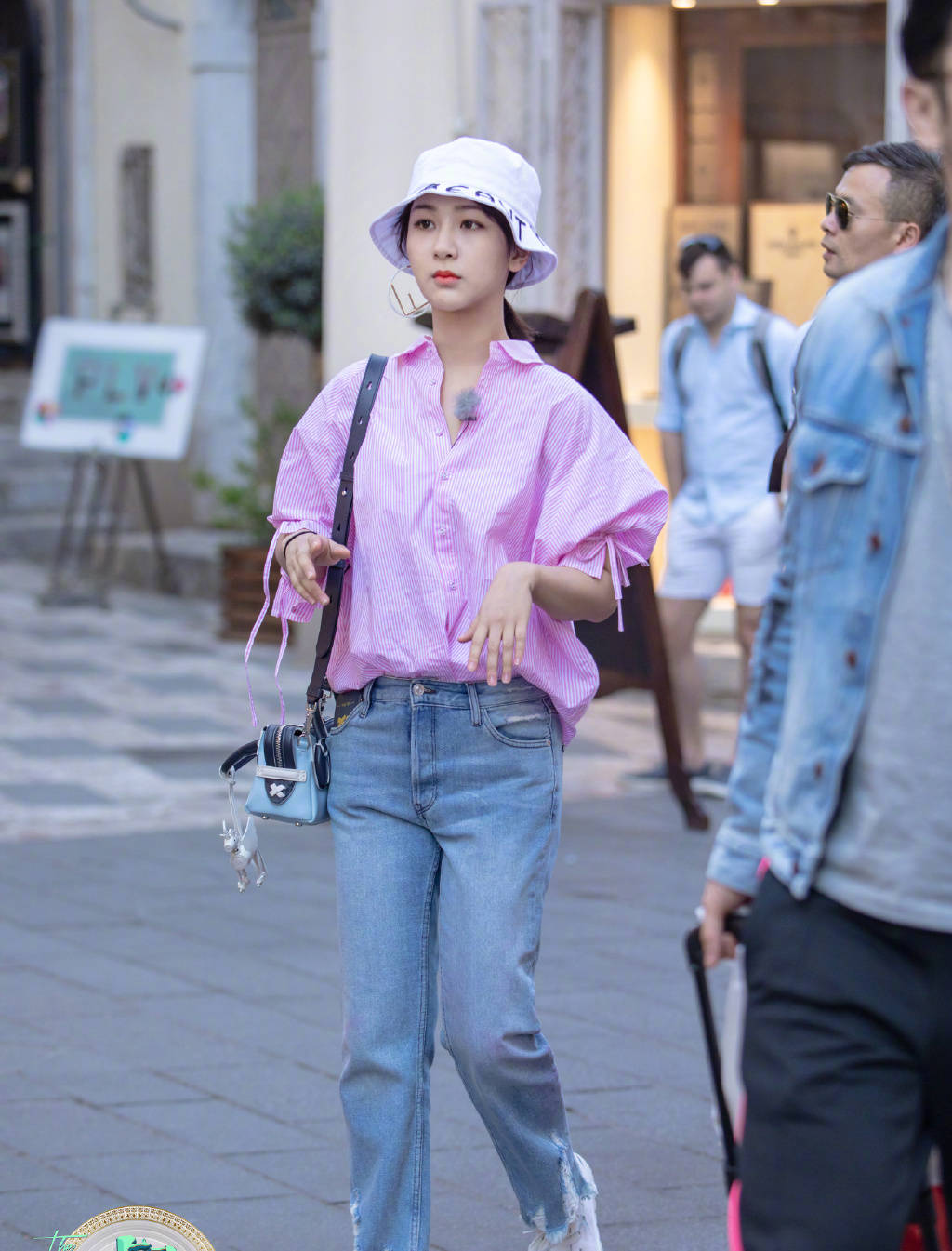 颜色|杨紫厉害了！身穿两套衬衣配半裙高级又时髦，携父亲走红毯真抢镜