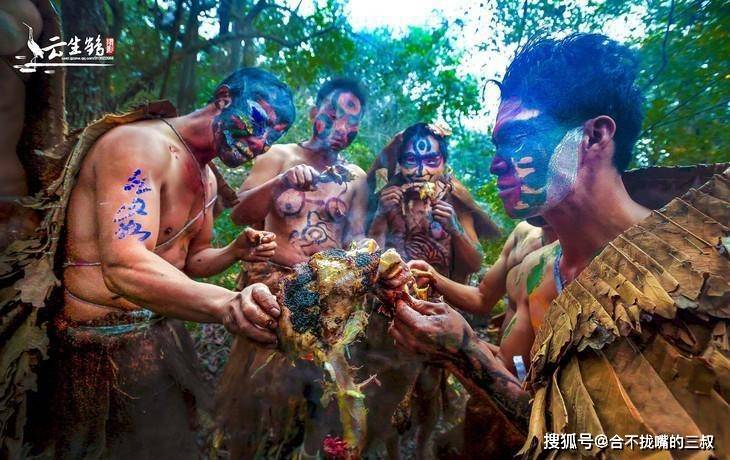 随后把烤熟的鸡放在木盘里,老人领着村民向大麻栗树诚心磕头行礼献祭.