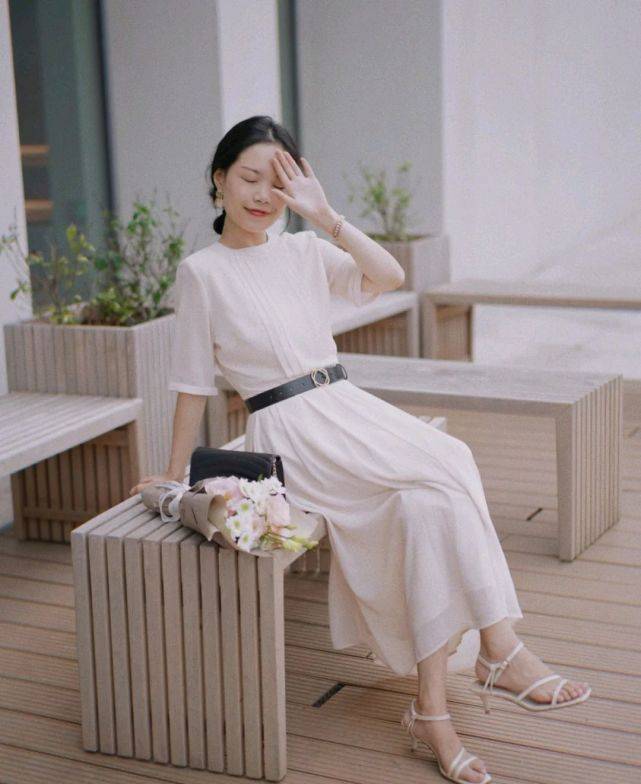 短裙|上班族该怎么穿衣搭配？简约干练的穿搭，既有气场又有魅力