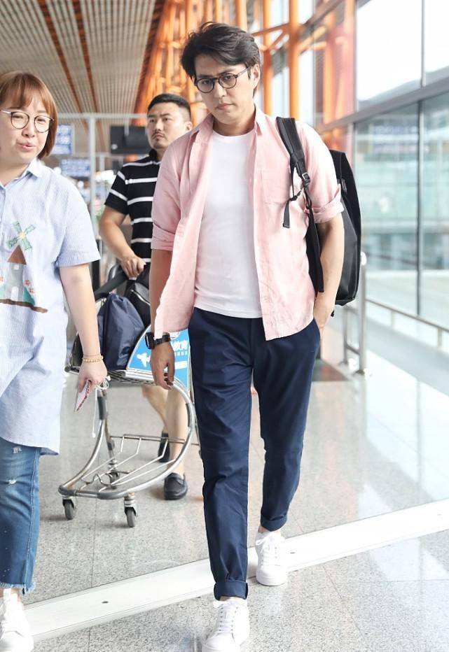 设计|靳东身材发福脸大抢镜，粉色衬衫配白T恤，44岁也扮小鲜肉