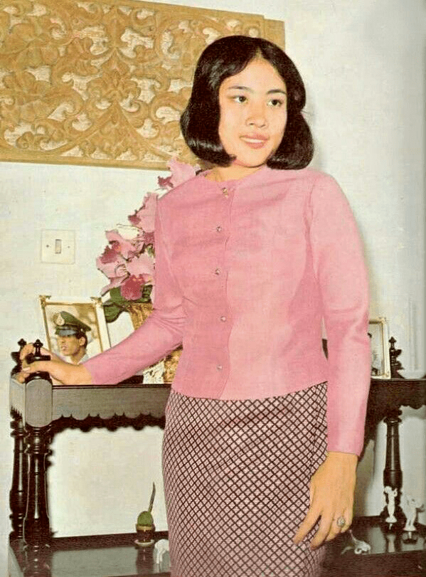 公主|泰王原配妻子生日当天亮相！坐轮椅也打扮得时髦，牛奶肌比女儿嫩