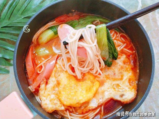 汤汁|早餐超爱吃这碗面，有菜有面有鸡蛋，10分钟搞定，吃完全身暖和