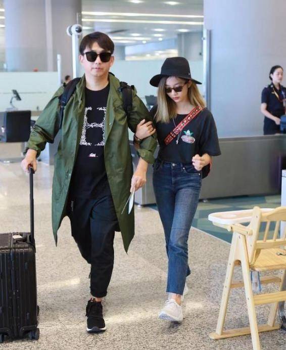 整体|黄磊挽15岁女儿亮相机场，女儿染了黄发穿搭时髦，看来磊爸好开明