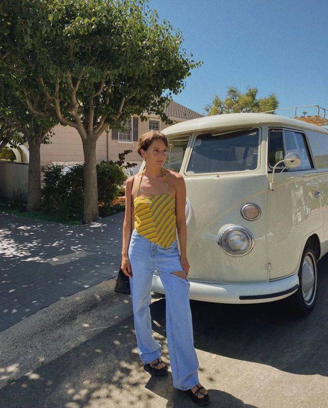 "|鲨鱼裤"退位让贤"!今年大火的牛仔阔腿裤太精致,打造最in穿搭