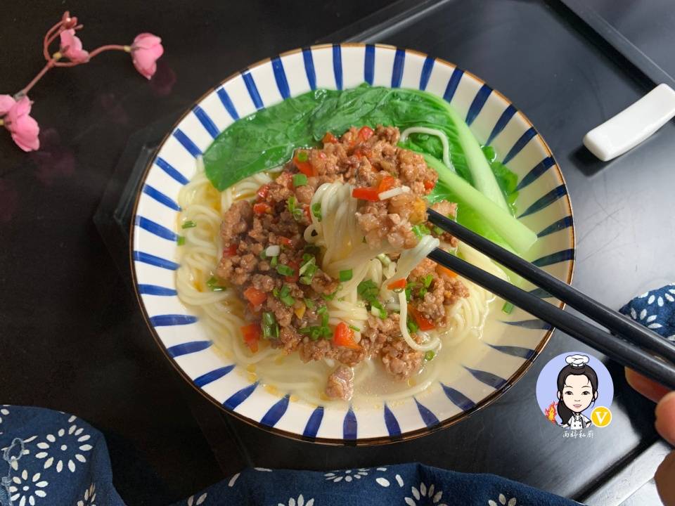 加入适量|晒晒早餐，10分钟就端上桌，做法简单，味道却特别赞，老少都爱吃