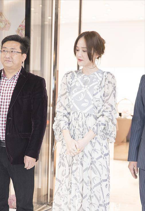 颜色|陈乔恩看起来好甜，虽然已经40多岁了，但依然不失少女的青春感