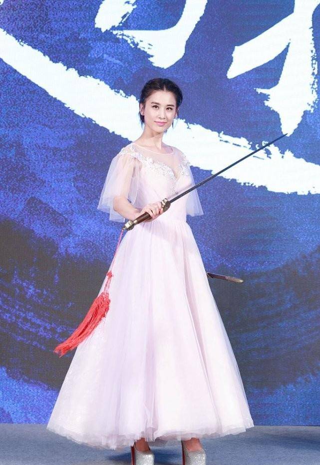 设计|黄圣依年近40岁，还敢穿这么“凉爽”，为了展现女人味也是拼了