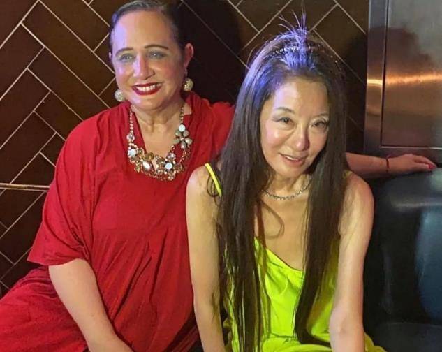 整体|身价40亿的女富豪王薇薇,穿荧光裙庆72岁生日,光看身材确实不错