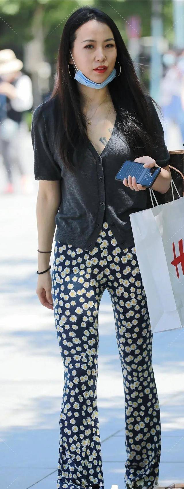 颜色|洋气显瘦的打底裤穿搭彰显柔美气息,穿着舒适个性,举止优雅