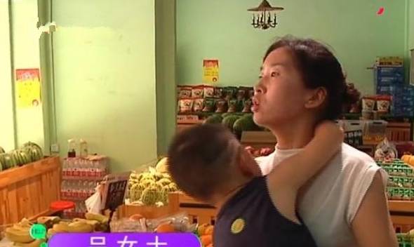 果业|母亲给2岁孩子买零食，吃到一半发现里面有异物，母亲：太恶心了