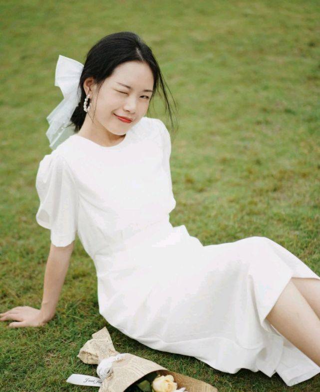 短裙|上班族该怎么穿衣搭配？简约干练的穿搭，既有气场又有魅力