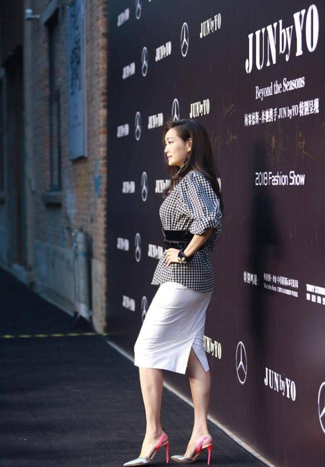 原创53岁孟广美穿格纹衬衫,秀出同龄人不该有的身材,保养得太好了