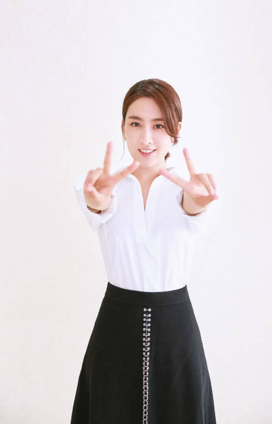 个性|马苏太节俭了，裙子中间开了条缝竟补好继续穿，意外地有个性！