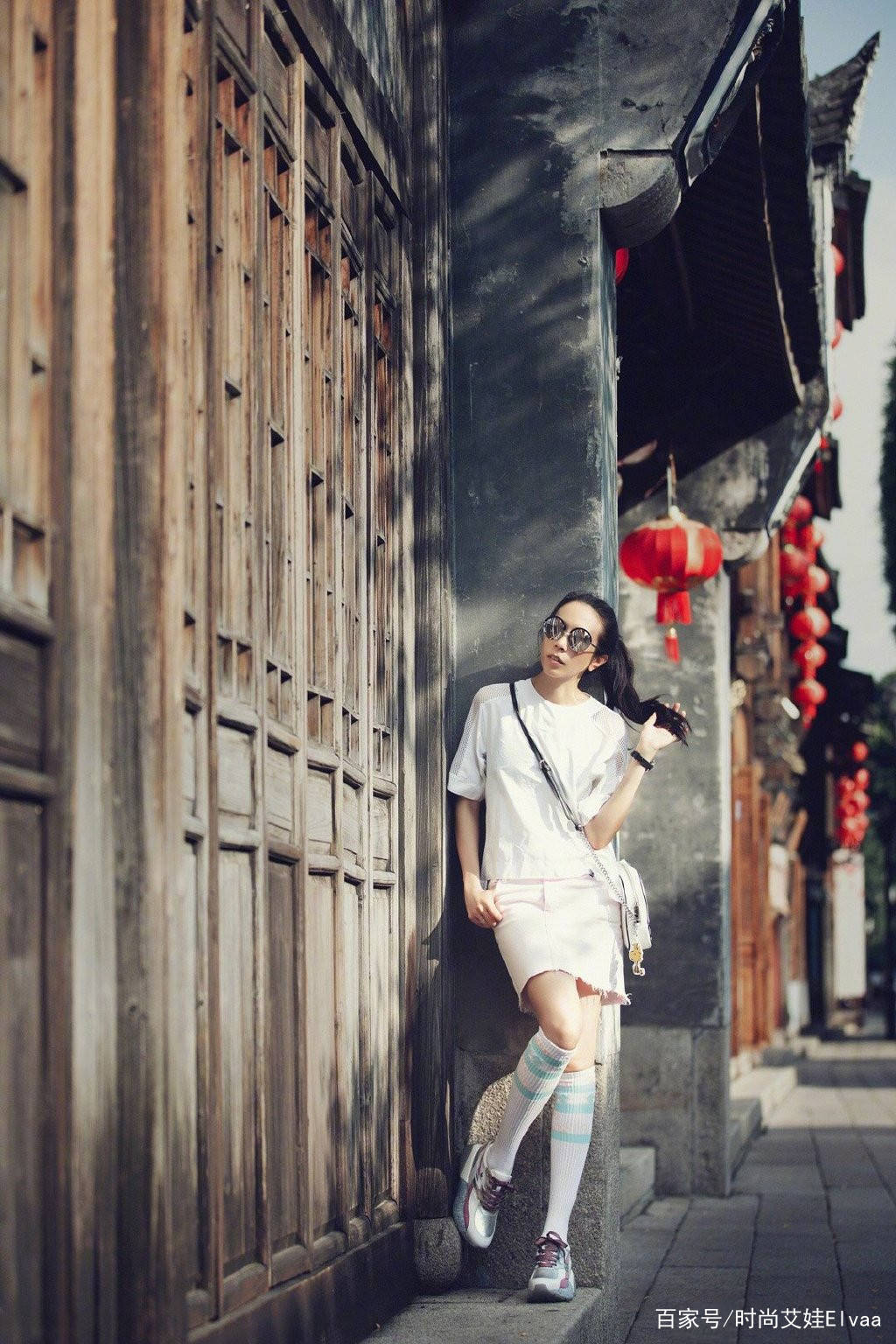 短裙|莫文蔚终于高调,167cm穿短裙足球袜秀美腿,49岁的年龄19岁身材