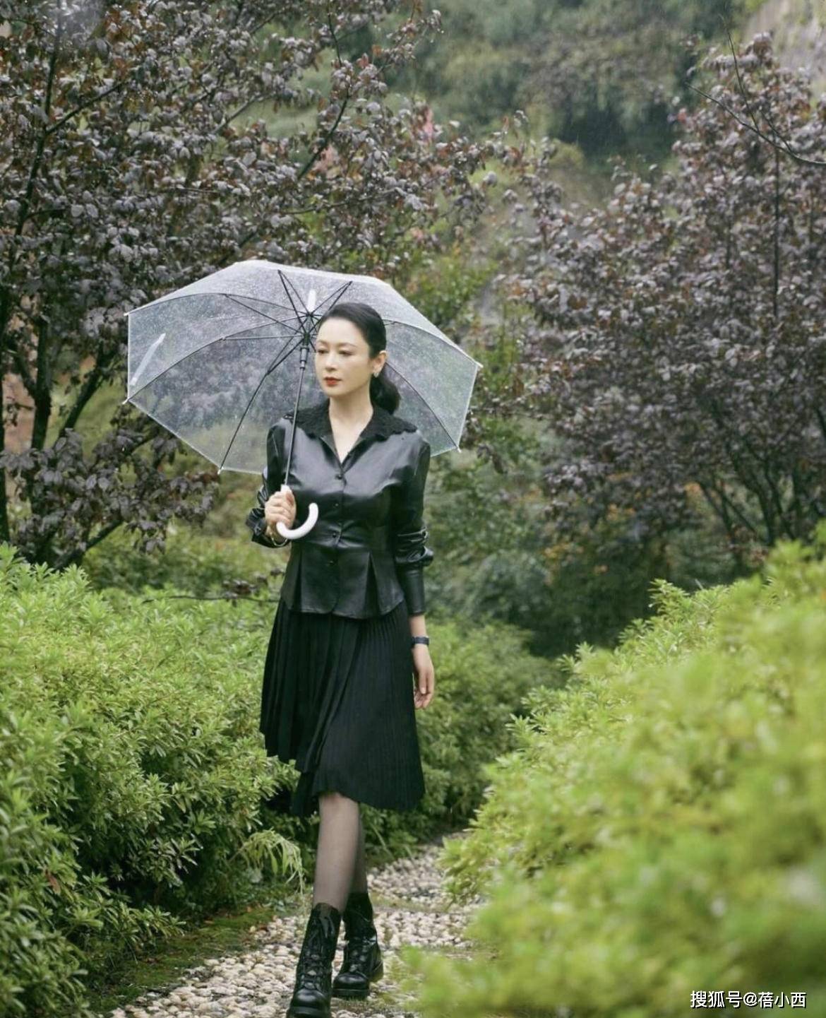 颜色|陈红真是“丝袜腿”代表，穿小红裙配黑丝袜亮相，这才叫风韵犹存