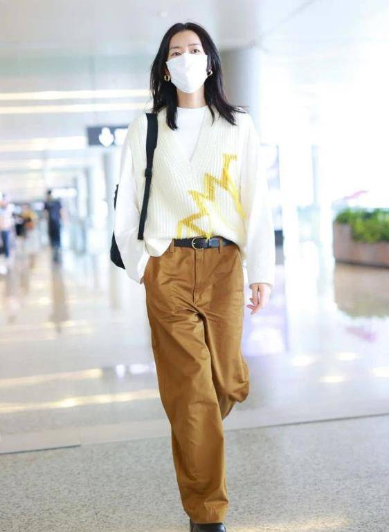 整体|黄磊挽15岁女儿亮相机场，女儿染了黄发穿搭时髦，看来磊爸好开明