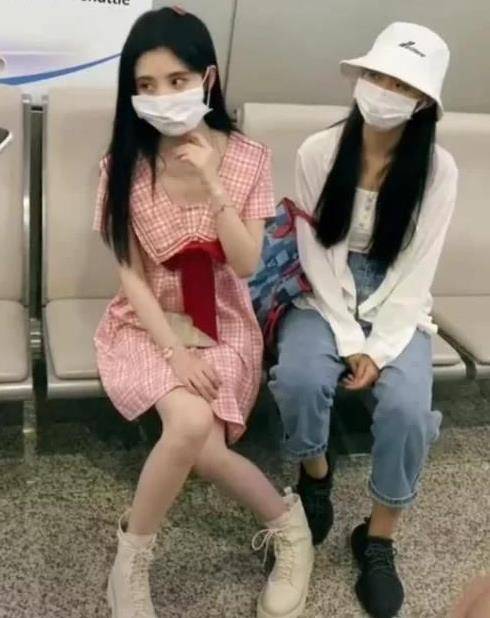 body>|鞠婧祎坐下时裙长不够怎么办看到她