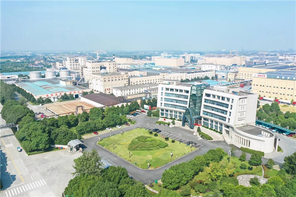 原创下游需求稳定增长涤纶长丝龙头新凤鸣上半年至少狂赚13亿