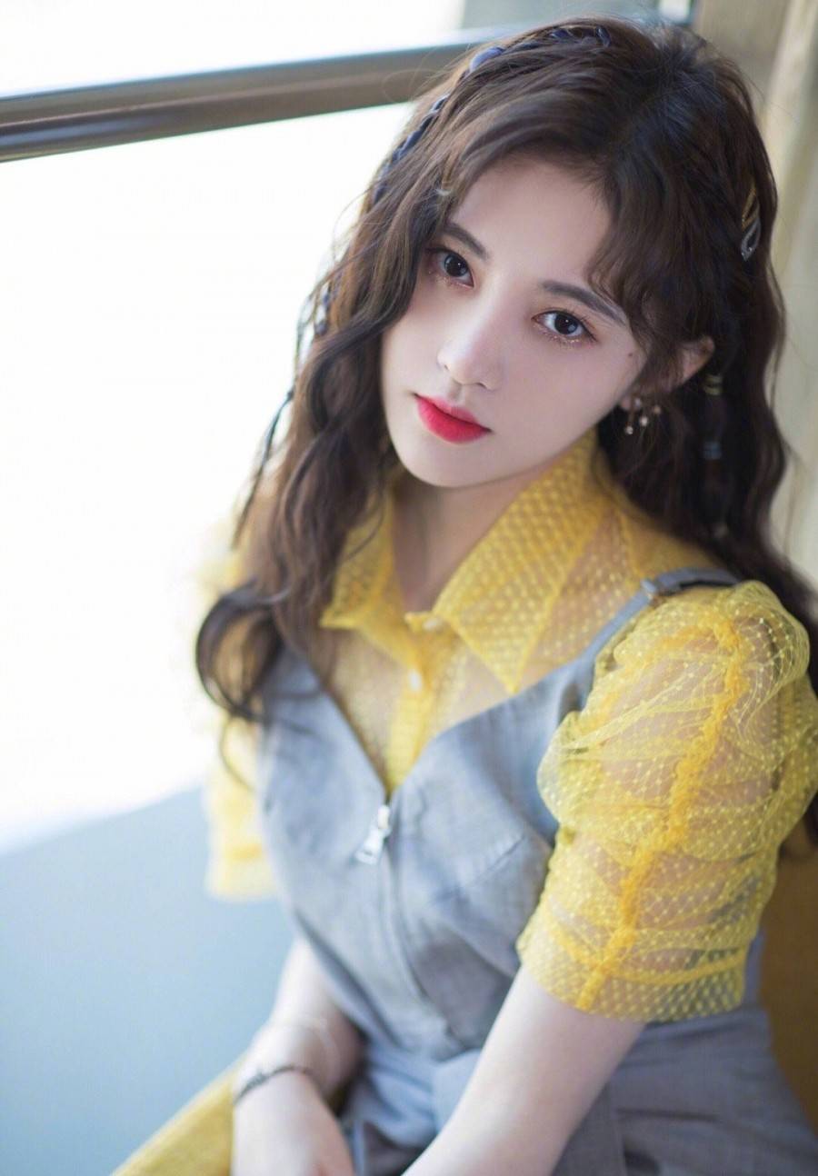 网友|80斤颖儿撞上76斤鞠婧祎，穿同一条黄裙子，网友：差距不止4斤