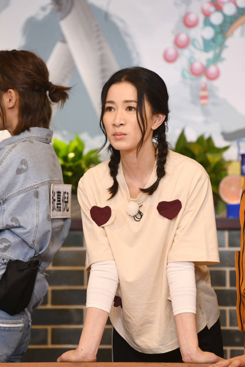 发型|佘诗曼现身活动，印花连衣裙搭配锁骨卷发，44岁一样少女气质十足