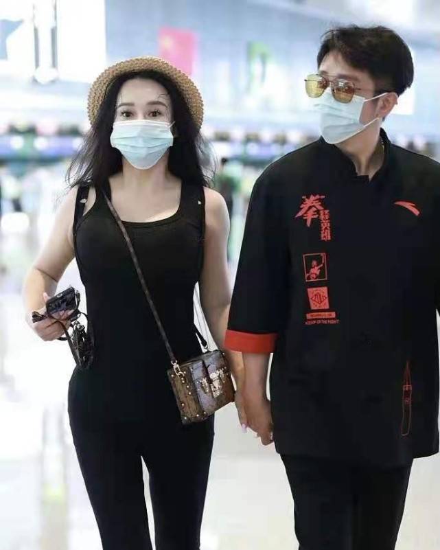 内衣|邹市明夫妇现身！冉莹颖穿搭清凉露出内衣肩带，身材比卡戴珊还辣