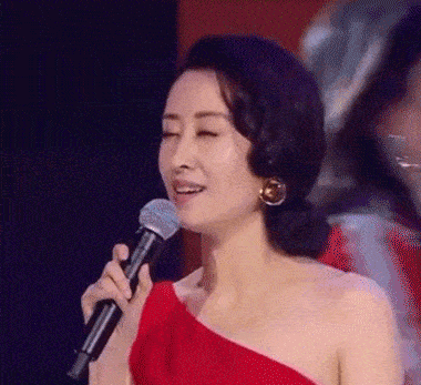 巅峰|离婚女人刘敏涛，迎来事业新巅峰，衣品也开挂了，自己买冰激凌爽