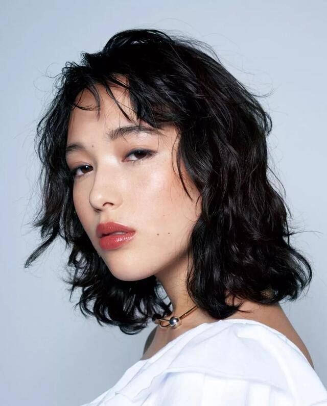 脸部|吴越得罪发型师？“狗狗啃刘海”暴露大饼脸，满屏都是油腻感