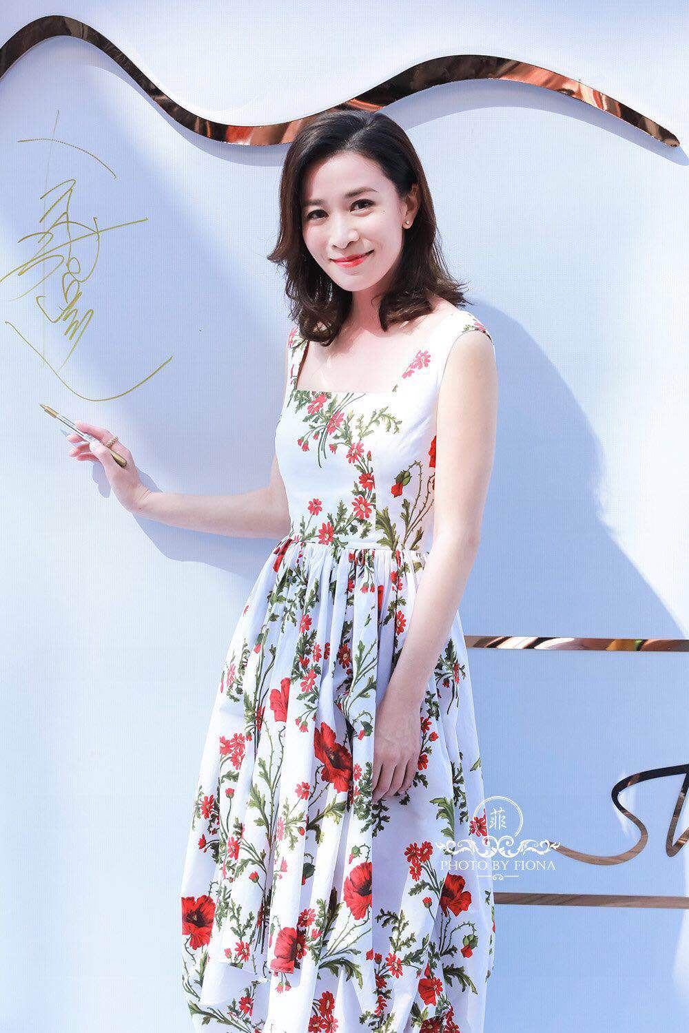 佘诗曼|佘诗曼哪有44岁？一袭碎花裙气质清新，扎双麻花辫美到忘记年龄