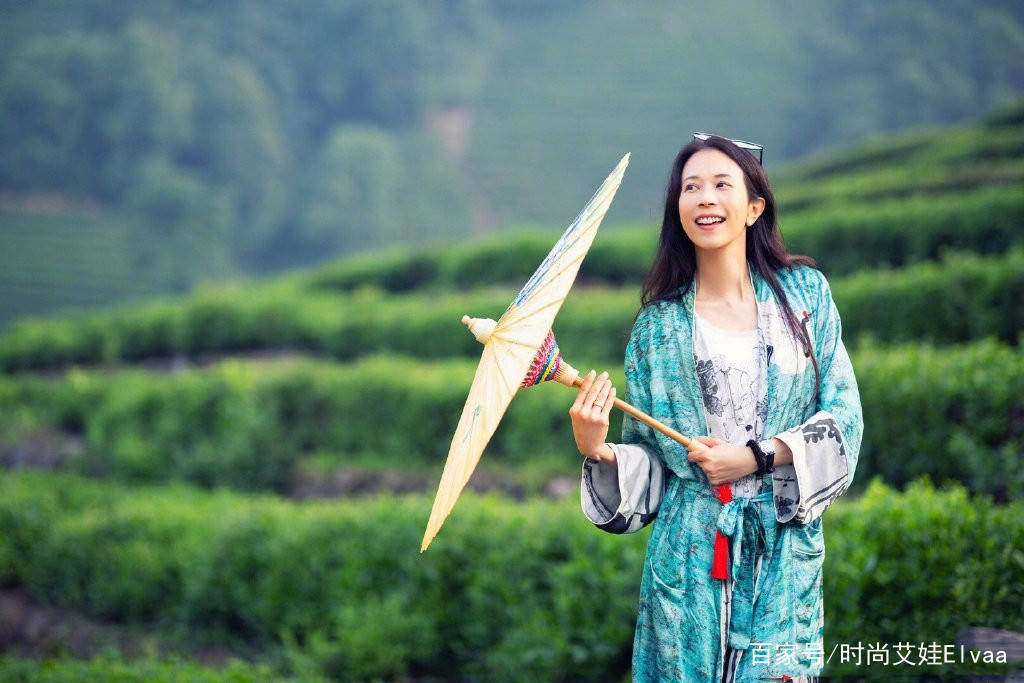 短裙|莫文蔚终于高调,167cm穿短裙足球袜秀美腿,49岁的年龄19岁身材