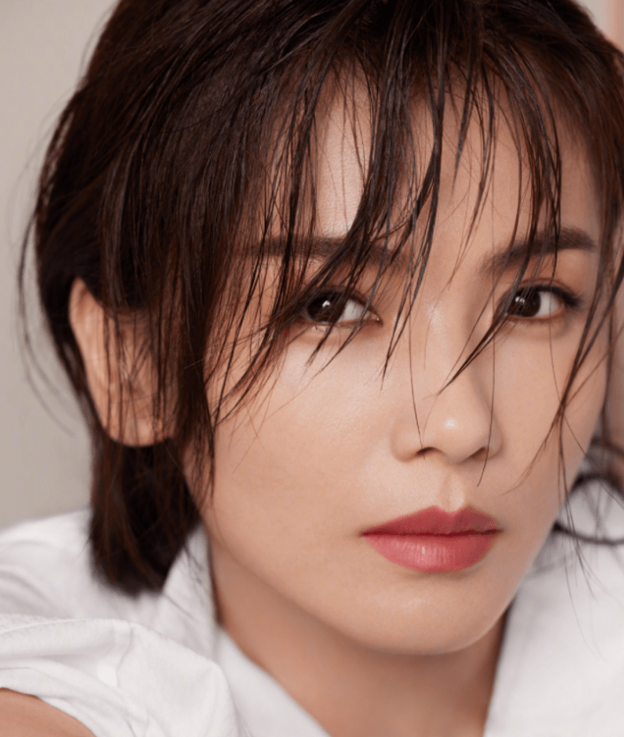 刘涛迎来43岁生日晒六宫格怼脸大片状态堪称冻龄女神