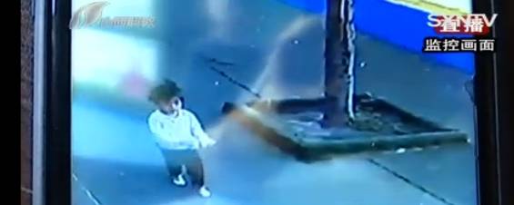 家长|女子将3岁女儿送入幼儿园，事后调取监控查看时，直接愣在原地！