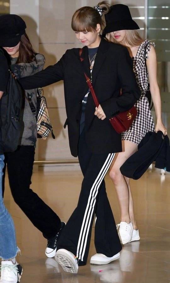 审美|blackpink最新机场秀，智妮秀蛮腰Lisa扎丸子头，彩英格纹裙抢镜