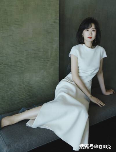 巅峰|离婚女人刘敏涛，迎来事业新巅峰，衣品也开挂了，自己买冰激凌爽