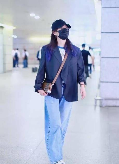 整体|黄磊挽15岁女儿亮相机场，女儿染了黄发穿搭时髦，看来磊爸好开明