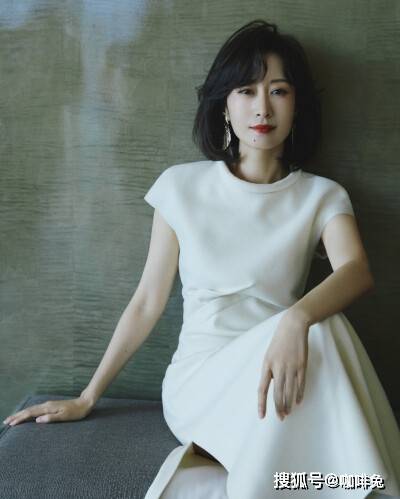 巅峰|离婚女人刘敏涛，迎来事业新巅峰，衣品也开挂了，自己买冰激凌爽