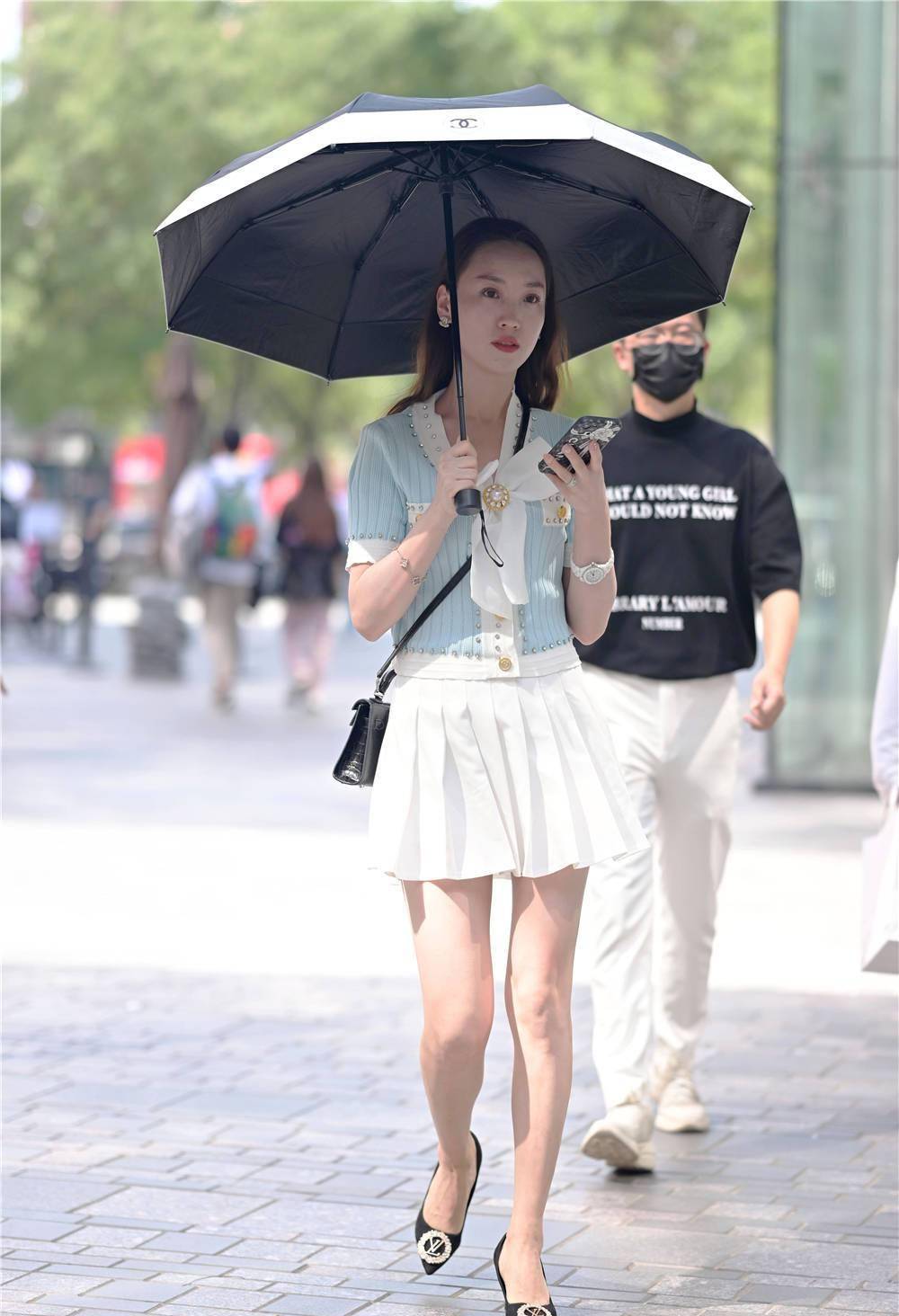 高跟鞋|时尚美女喜欢选择尖头细跟鞋逛街，增高显瘦，还衬托女人味