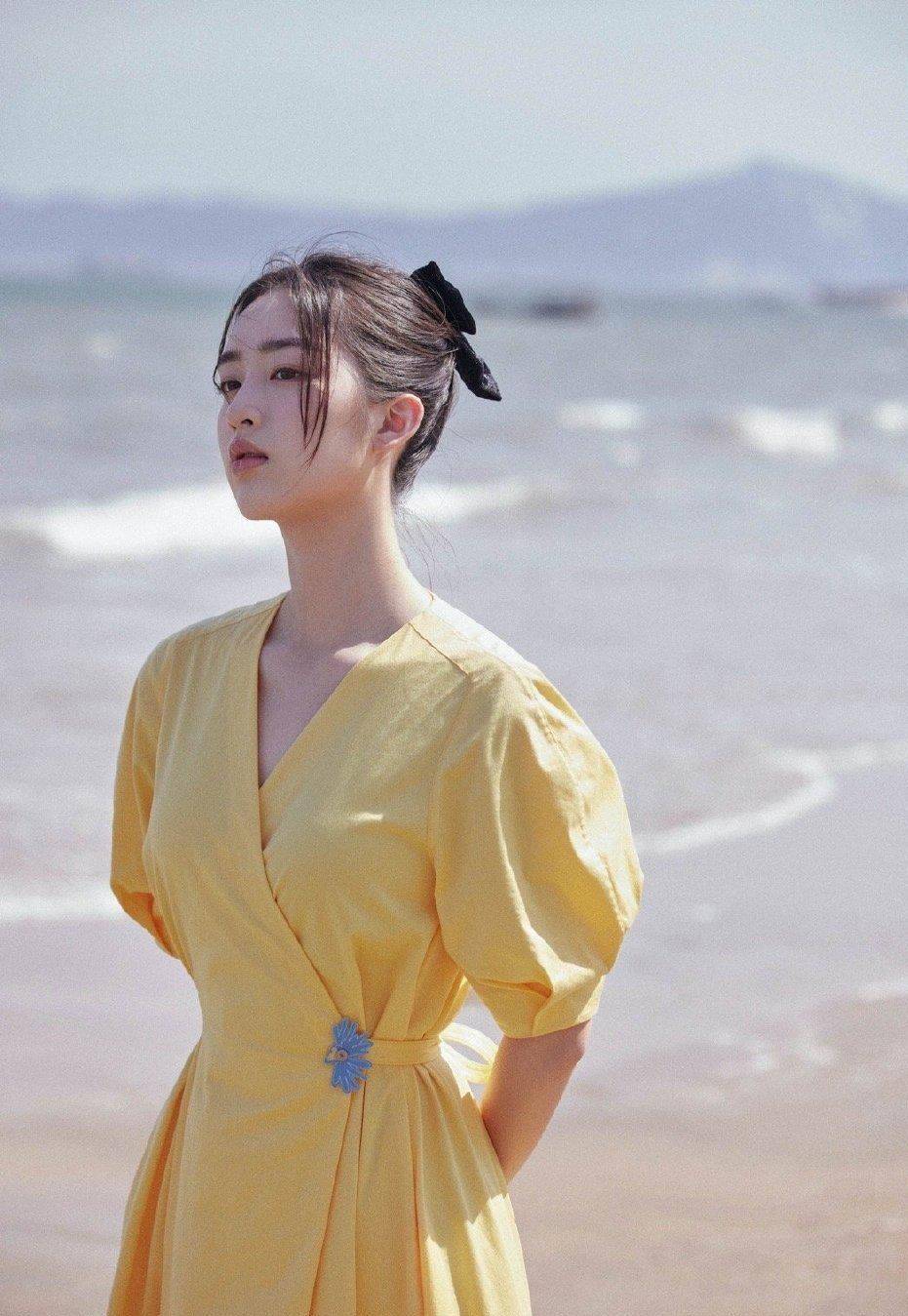 元素|长了“早熟”脸的邓恩熙，虽然穿着甜美小单裙，16岁却很高级气质