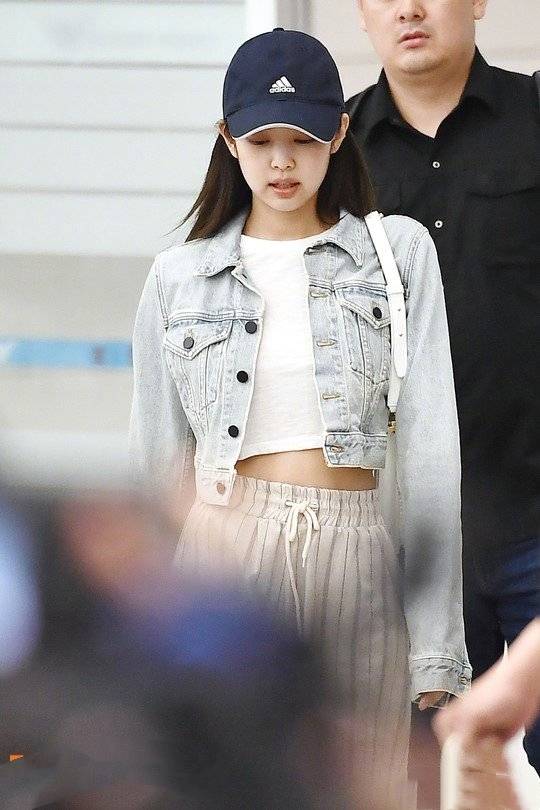 审美|blackpink最新机场秀，智妮秀蛮腰Lisa扎丸子头，彩英格纹裙抢镜